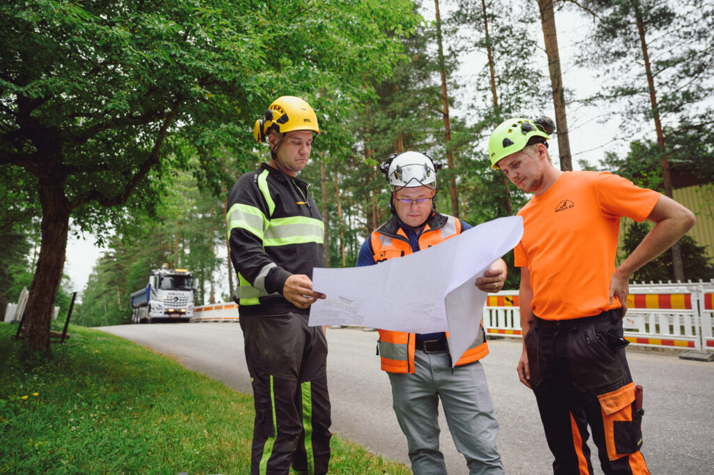 Kaukolämmön rakentamistöitä toteutetaan yhteistyössä urakoitsijoiden kanssa.